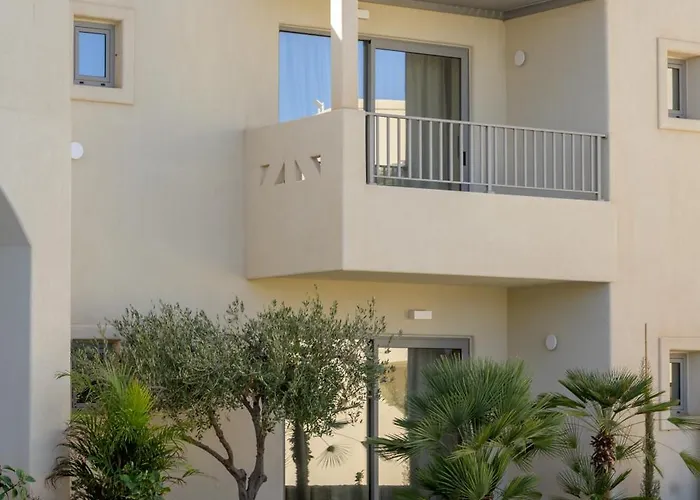 מלון Elia Boutique 3*